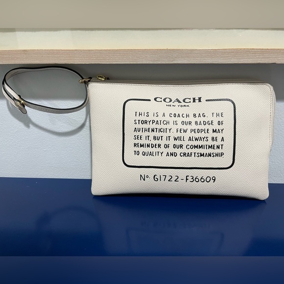 Coach New York Storypatch Creed Zip Wristlet Bag Pouch Purse Clutch White Black - Picture 1 of 8